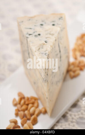 Il gorgonzola formaggio fresco tagliato e pinenuts Foto Stock