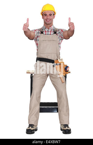 Carpenter dando il pollice in alto Foto Stock