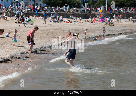 Il nord del Galles, UK. 17 Luglio, 2014. Centinaia di persone hanno già scelto di Llandudno Beach sulla costa del Galles del nord a godere il caldo che ha colpito il paese di giovedì, 17 luglio 2014. Le temperature sono prevede di raggiungere alte come 30C in alcune parti del paese. Credito: Christopher Middleton/Alamy Live News Foto Stock