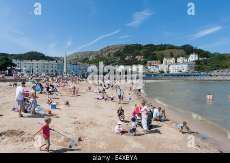 Il nord del Galles, UK. 17 Luglio, 2014. Centinaia di persone hanno già scelto di Llandudno Beach sulla costa del Galles del nord a godere il caldo che ha colpito il paese di giovedì, 17 luglio 2014. Le temperature sono prevede di raggiungere alte come 30C in alcune parti del paese. Credito: Christopher Middleton/Alamy Live News Foto Stock