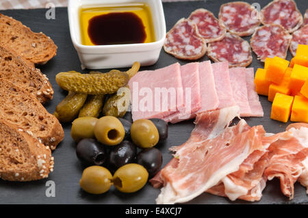 Un assortimento di cold cut platter Foto Stock