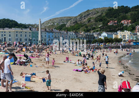 Il nord del Galles, UK. 17 Luglio, 2014. Centinaia di persone hanno già scelto di Llandudno Beach sulla costa del Galles del nord a godere il caldo che ha colpito il paese di giovedì, 17 luglio 2014. Le temperature sono prevede di raggiungere alte come 30C in alcune parti del paese. Credito: Christopher Middleton/Alamy Live News Foto Stock