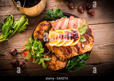 La Turchia al forno con ripieno di castagne e arancione Foto Stock