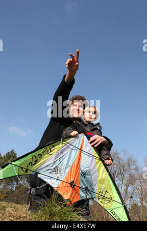 Padre figlio di insegnamento come volare un aquilone Foto Stock