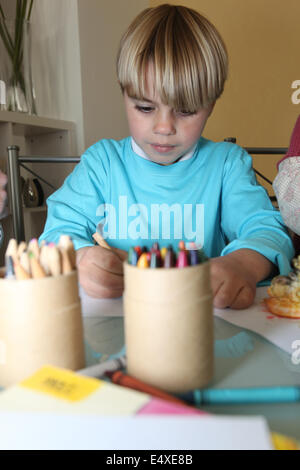 Little Boy facendo la sua colorazione Foto Stock