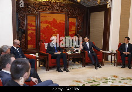 Pechino, Cina. 17 Luglio, 2014. Cinese Consigliere di Stato Yang Jing (2R), anche il segretario generale del Consiglio di Stato un incontro con una delegazione di senoir funzionari provenienti da paesi dell' Europa centrale e orientale a Pechino Capitale della Cina, 17 luglio 2014. Credito: Ju Peng/Xinhua/Alamy Live News Foto Stock