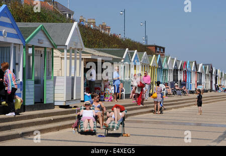 Southwold, Suffolk, Regno Unito. 17 Luglio, 2014. Le persone che si godono il caldo lungo Southwold lungomare in Suffolk oggi come temperature raggiunte alte 20s centigrado in tutta la Gran Bretagna Credito: Simon Dack/Alamy Live News Foto Stock