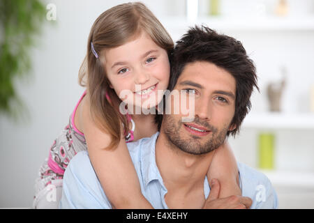 La ragazza che abbraccia il suo papà Foto Stock