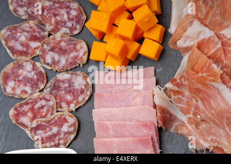 Un assortimento di cold cut platter Foto Stock