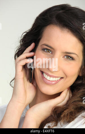 Brunette donna al telefono Foto Stock