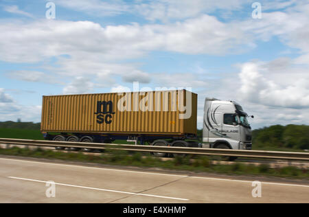 Un MSC container trasportato lungo la A12 a doppia carreggiata in Essex, Inghilterra Foto Stock