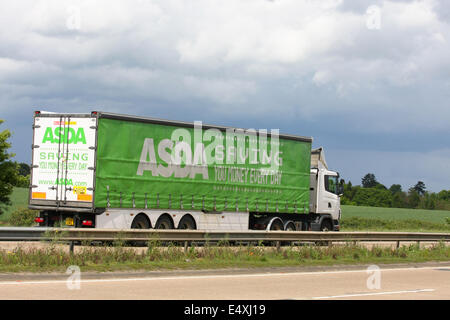 Un articolato Asda curtainsider che viaggiano lungo la A12 a doppia carreggiata in Essex, Inghilterra Foto Stock