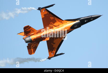 F16 Fighting Falcon jet dal Royal Netherlands Air Force esegue al 2013 airshow Waddington. Foto Stock