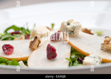 Pere fresche foglie di rucola gorgonzola insalata di formaggio Foto Stock