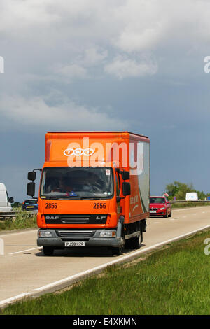 Un carrello di TNT che viaggiano lungo la A12 a doppia carreggiata in Essex, Inghilterra Foto Stock