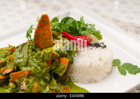 Pollo con curry verde verdure e riso Foto Stock