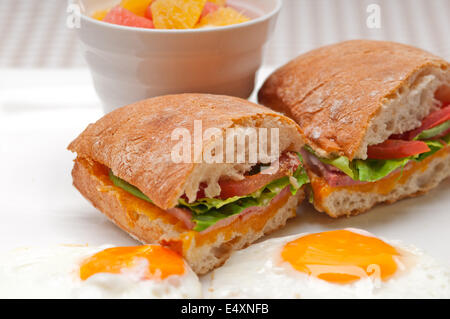 La ciabatta in sandwich di panini uova insalata di pomodoro Foto Stock