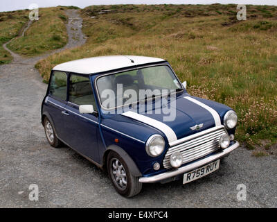 Mini Cooper parcheggiata su una traccia approssimativa, Cornwall, Regno Unito Foto Stock