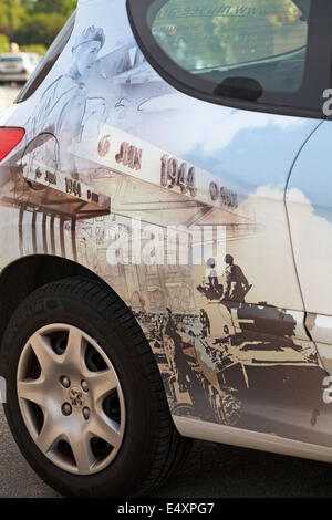 6 Giu 1944 D giorno auto parcheggiate al di fuori del Musee du Debarquement D Day Museum di Arromanches, Normandia, Francia nel mese di luglio Foto Stock