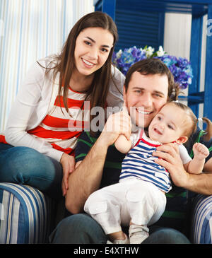 Sorridenti famiglia con un anno di età del bambino Foto Stock