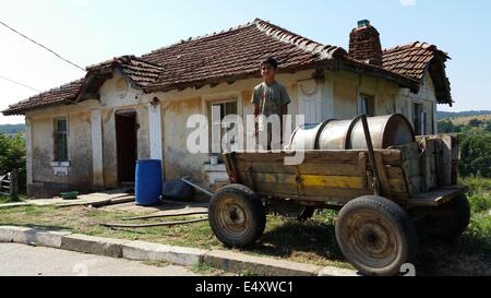 Dervent Golqm, Bulgaria. 17 Luglio, 2014. Chidren bulgaro gioca sulla strada del villaggio Golqm Dervent come vicino il bulgaro Borger funzionari di polizia frequentano nei pressi di nuova costruzione di 30 km lungo confine recinzione al confine Bulgarian-Turkey, come essi lo presentano alla stampa giovedì, luglio, 17, 2014. L'ondata di profughi di floccaggio in Bulgaria è stata nuovamente a crescere nelle scorse settimane. La Bulgaria edificò la recinzione sulla sua frontiera con la Turchia al fine illegale di frontiera per il paese. Credito: ZUMA Press, Inc./Alamy Live News Foto Stock