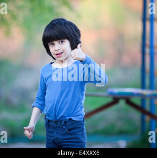 Sorridente black-haired boy Foto Stock