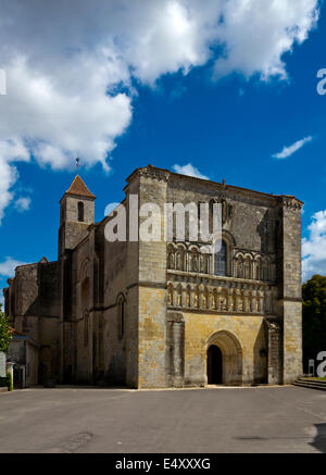 Chiesa medievale di Saint Pierre nel villaggio di Perignac vicino a Cognac in Charente-Maritime area del sud ovest della Francia Foto Stock