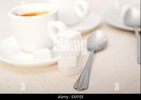 Caffè espresso e cubetti di zucchero Foto Stock