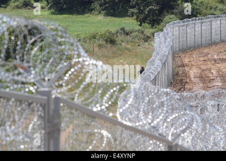 Dervent Golqm, Bulgaria. 17 Luglio, 2014. Il bulgaro Borger funzionari di polizia frequentano nei pressi di nuova costruzione di 30 km lungo confine recinzione al confine Bulgarian-Turkey, come essi lo presentano alla stampa giovedì, luglio, 17, 2014. L'ondata di profughi di floccaggio in Bulgaria è stata nuovamente a crescere nelle scorse settimane. La Bulgaria edificò la recinzione sulla sua frontiera con la Turchia al fine illegale di valichi di frontiera nel paese.L idea della costruzione di un chilometro 30 recinto di filo ha guadagnato la trazione dalla fine dello scorso anno dovuta al governo le preoccupazioni circa la Siriana afflusso di rifugiati. Credito: ZUMA Press, Inc./Alamy Live News Foto Stock