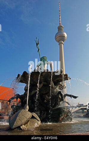 La fontana di Nettuno e la Torre TV di Berlino Germania Foto Stock