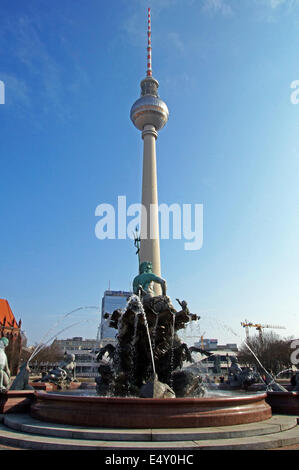 La fontana di Nettuno e la Torre TV di Berlino Germania Foto Stock