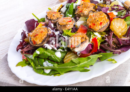 Grigliate di Funghi ripieni con insalata colorata Foto Stock