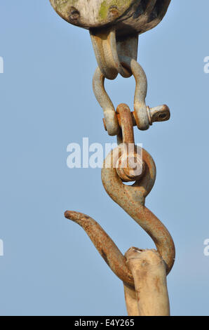 Gancio di metallo sulla barca a vela Foto Stock