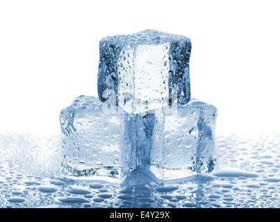 3 cubetti di ghiaccio con gocce d'acqua Foto Stock