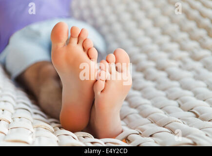 Feets in una amaca in un giorno di estate Foto Stock