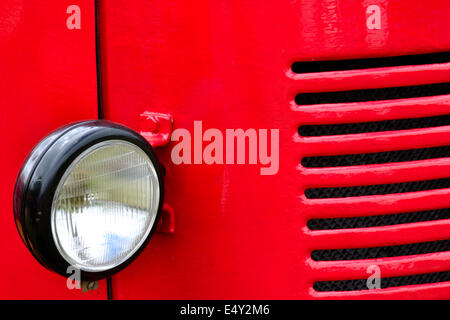 Rosso faro del veicolo e griglia Foto Stock