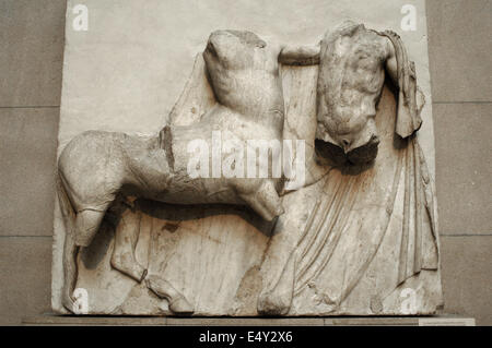 Metopa vi da i marmi del Partenone raffigurante una parte della battaglia tra Centauri e la Lapiths. V secolo A.C. Atene. Foto Stock