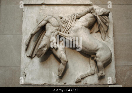 Metopa VII da i marmi del Partenone raffigurante una parte della battaglia tra Centauri e la Lapiths. V secolo A.C. Atene. Foto Stock