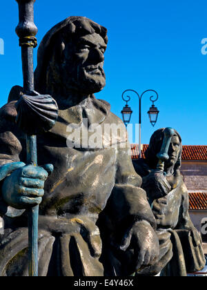 Statua di pellegrini in viaggio verso Santiago de Compostela nella città di Pons in Charente-Maritime area del sud ovest della Francia Foto Stock