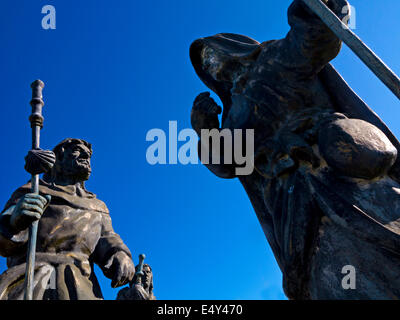 Statua di pellegrini in viaggio verso Santiago de Compostela nella città di Pons in Charente-Maritime area del sud ovest della Francia Foto Stock