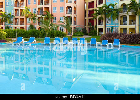 Svuotare chaise longue vicino alla piscina Foto Stock