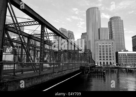 Northern Avenue Bridge crossing Boston Harbor verso il centro. Foto Stock