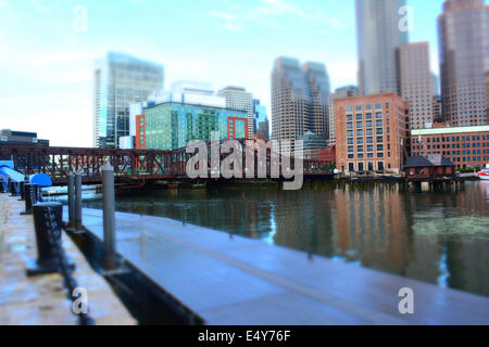 Northern Avenue Bridge crossing Boston Harbor verso il centro cittadino (tilt shift stile). Foto Stock