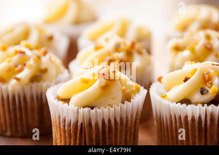 Fatto in casa torte di carote con pistacchi tritati e spruzzato sulla parte superiore Foto Stock