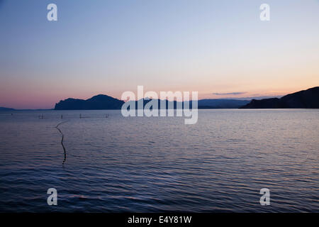 Tramonto in Crimea vicino a Kara Dag mountain Foto Stock