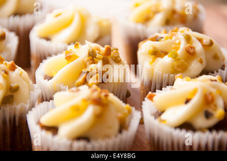 Fatto in casa torte di carote con pistacchi tritati e spruzzato sulla parte superiore Foto Stock