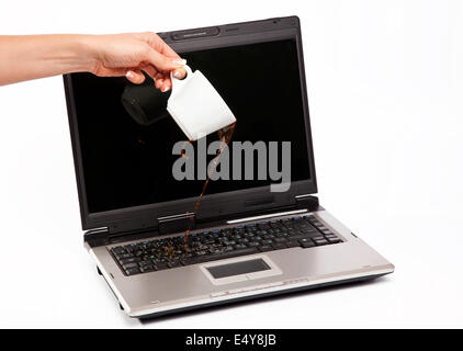 Caffè versato sul computer portatile Foto Stock