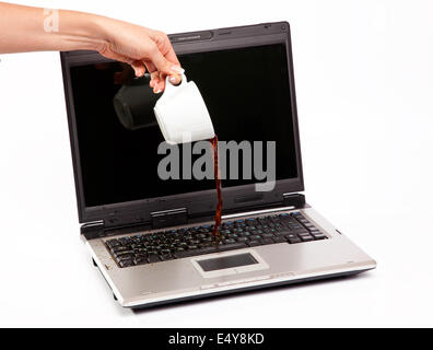 Caffè versato sulla tastiera del notebook Foto Stock
