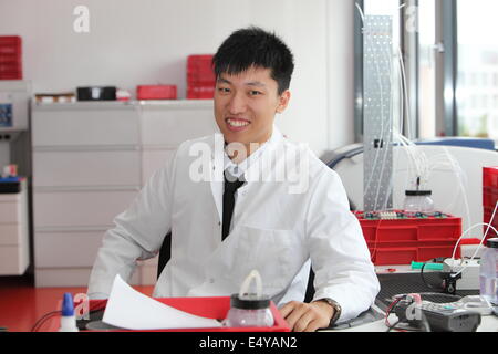 Sorridente Asian tecnico di laboratorio Foto Stock