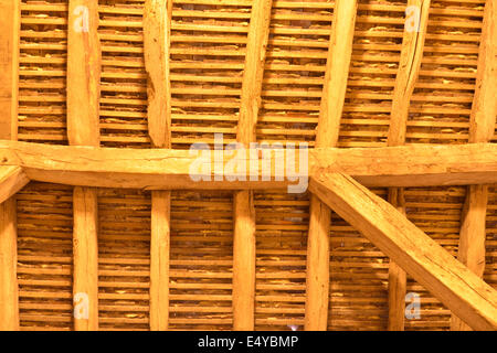 All'interno del tetto in legno Foto Stock